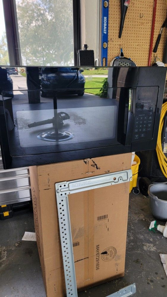 GE Under Cabinet Microwave 