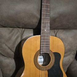 GUITARRA ACOUSTICA CLASICA $89 
CLASSICAL ACOUSTIC GUITAR $89