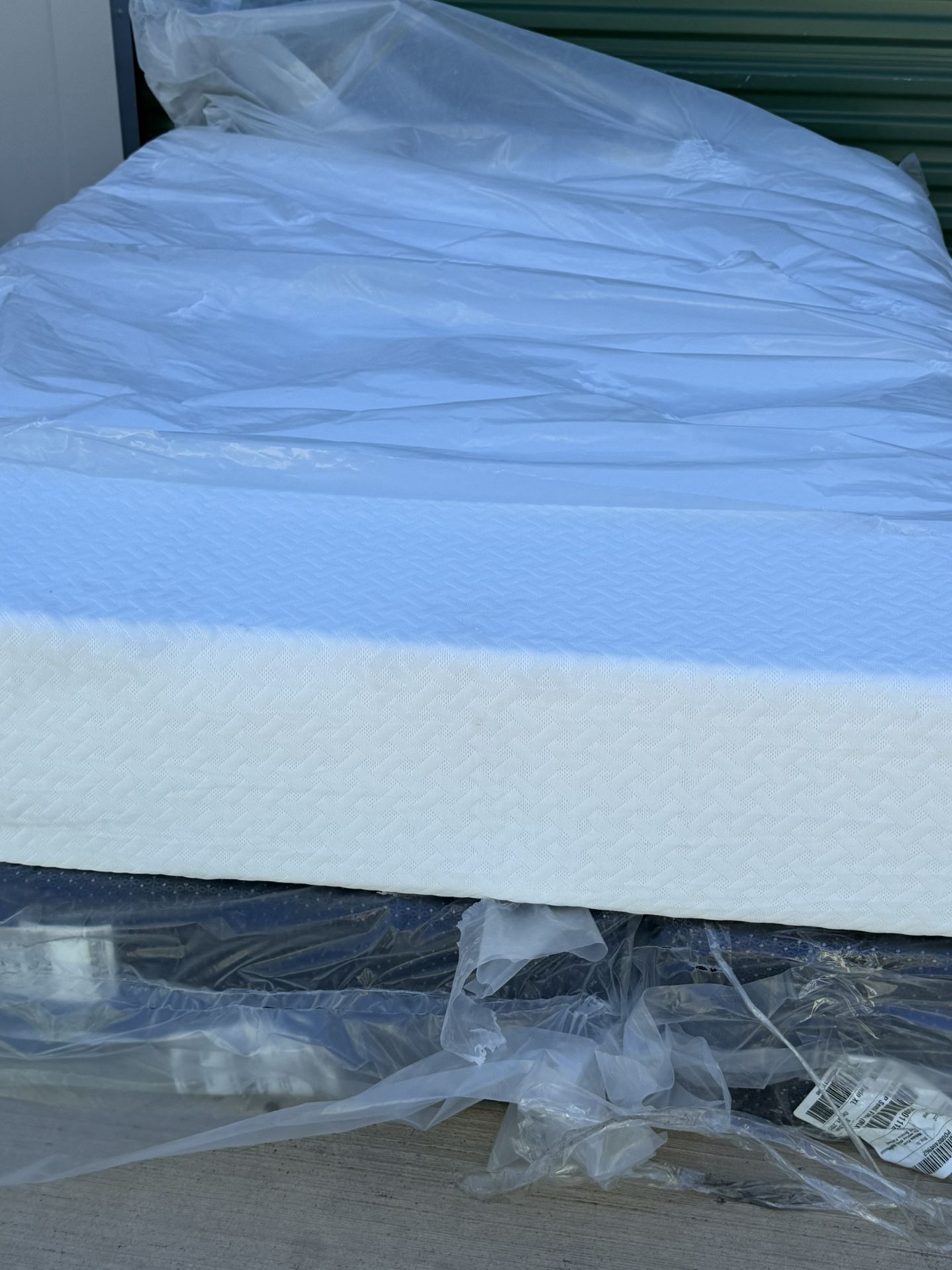 USED QUEEN SIZE MEMORY FOAM COOL GEL MATTRESS ONLY