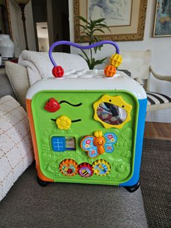 Vtech alphabet activity cube with new 2 AA batteries, very Clean, no scratch
