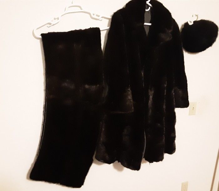 3 GORGEOUS MATCHING GARMENTS, BEAUTIFUL GENUINE MINK COAT,  MATCHING SHAWL,  AND HAT, SIZE 8