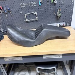 06-17 Harley Davidson Dyna Saddlemen Seat