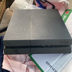 PlayStation 4 Console & 3 Wireless Controllers 100$