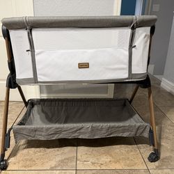 Baby Bassinet Bedside Sleeper/Rocking Bassinet with Wheels
