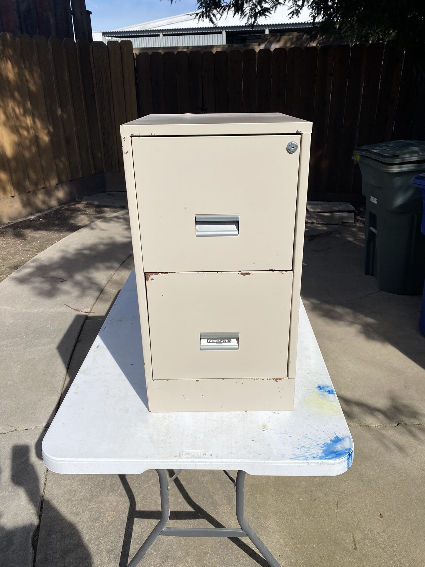 Filing Cabinet / 2 Drawers
