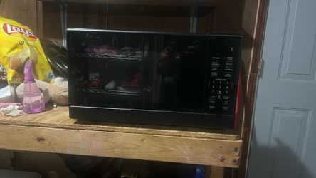 1000 watt Countertop Microwave Oven, in Black
