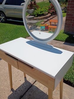 Little vanity $20 had to glue the mirror back on light not working