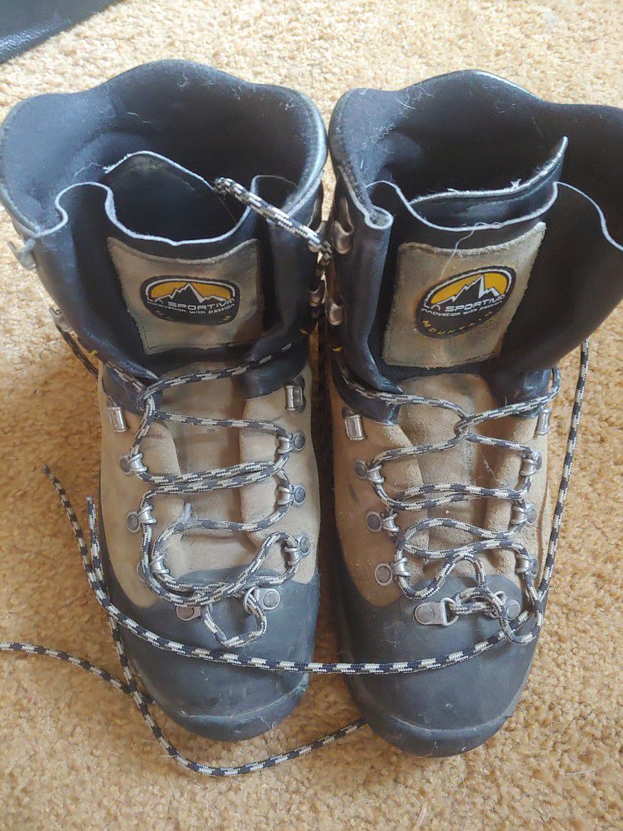 Mountaineering Gear (Boots, Cramp-ons, Gaiters, Ice-Axe)