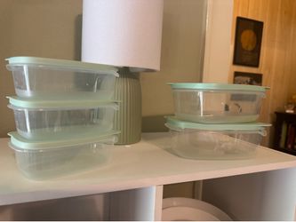 5 Plastic food storage with lids
