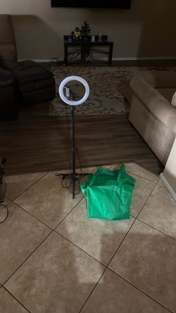 Ring Light With Green Screen Background $10