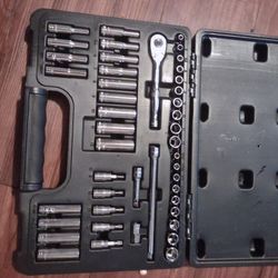 Im Selling New Duralast. 1/4..in Drive Ratchet/Sockets..45 Pzas