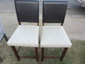 2 bar stools