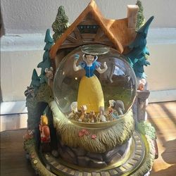 Disney Store Snow White Snowglobe