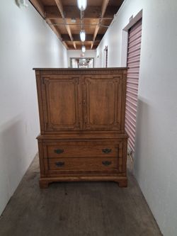 Wood  armor 6 drawers pickup 3-8:30 pm rainbow/charleston cash only read description