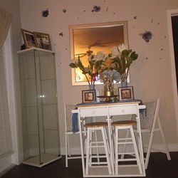 Breakfast table with 2 chairs an 2 bar stools in excellent condition