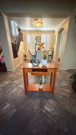 Stunning entry table cherry color in excellent condion