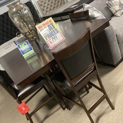 Beautiful Dining Set 😁 Easy Financing Available 🤩 Free Delivery 🚚 