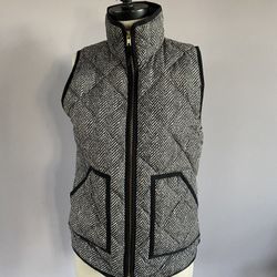 J Crew puffer sleeveless vest size XS.