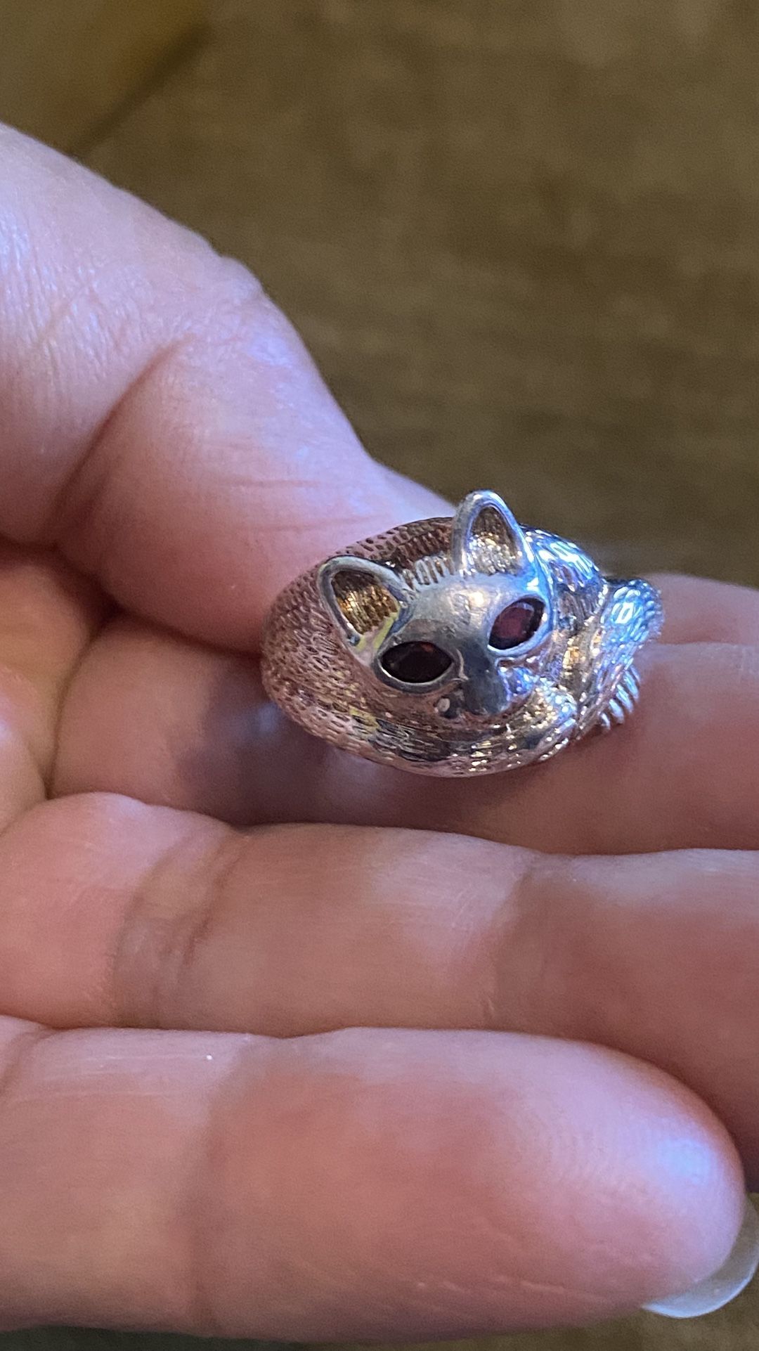 925 Sterling Silver Wrap Around Pussy Cat With Garnet Eyes