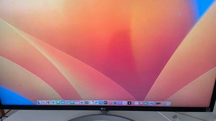 32" LG 4K UHD Monitor (32UK50T-W) - Great Condition w/ Cables