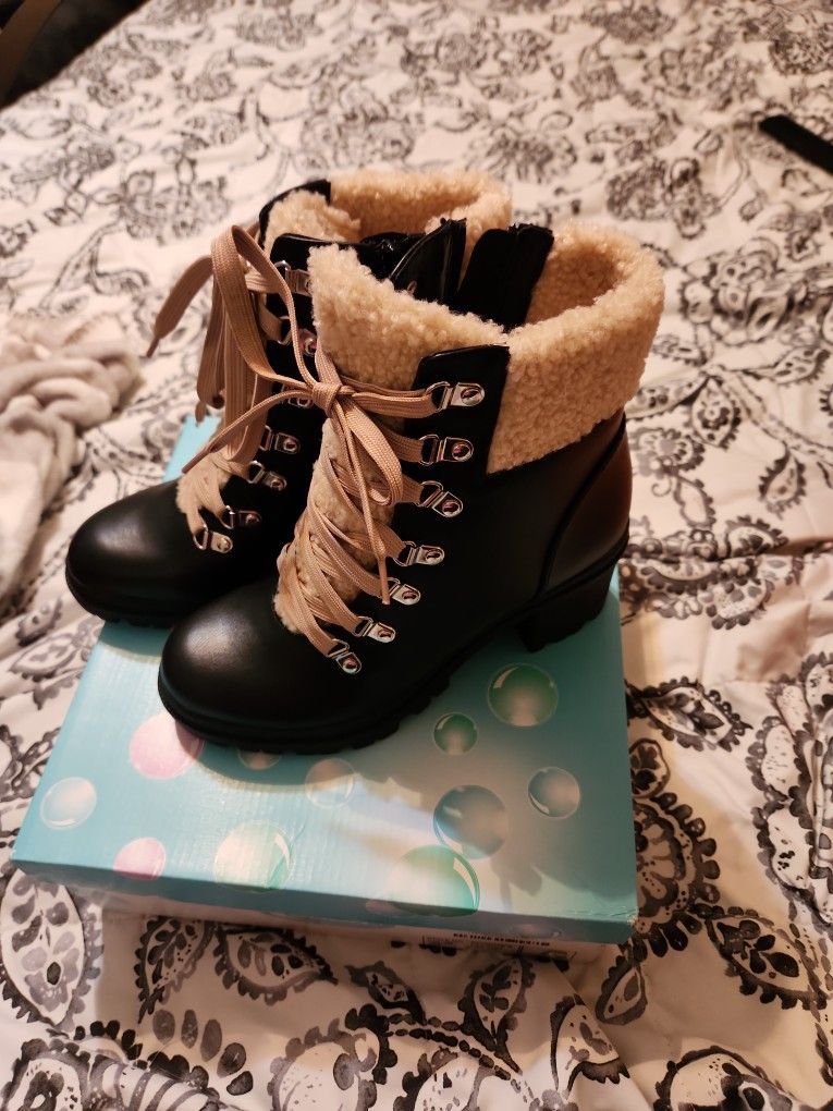 Size 7 Boots With Fur Black Womans