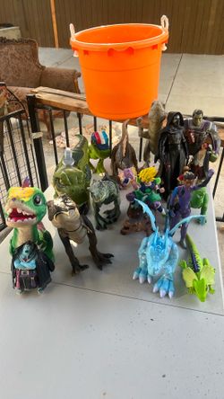 Dinosaurios y monos todos por $75:00