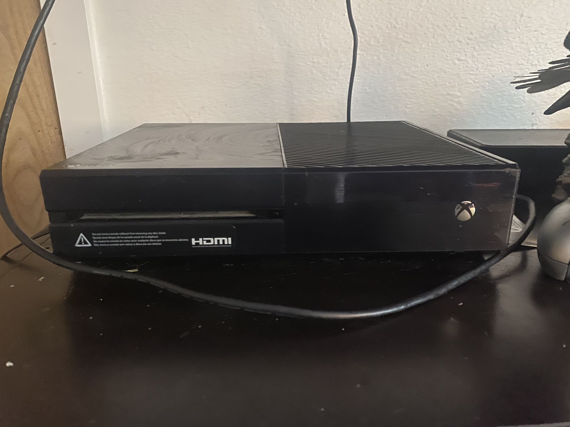 Xbox One W/ Wireless Controller And Turtle Beach Headset