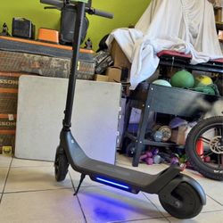 PHANTOOM GOGO ELECTRIC SCOOTER 15MPH. 28MILES RANGE