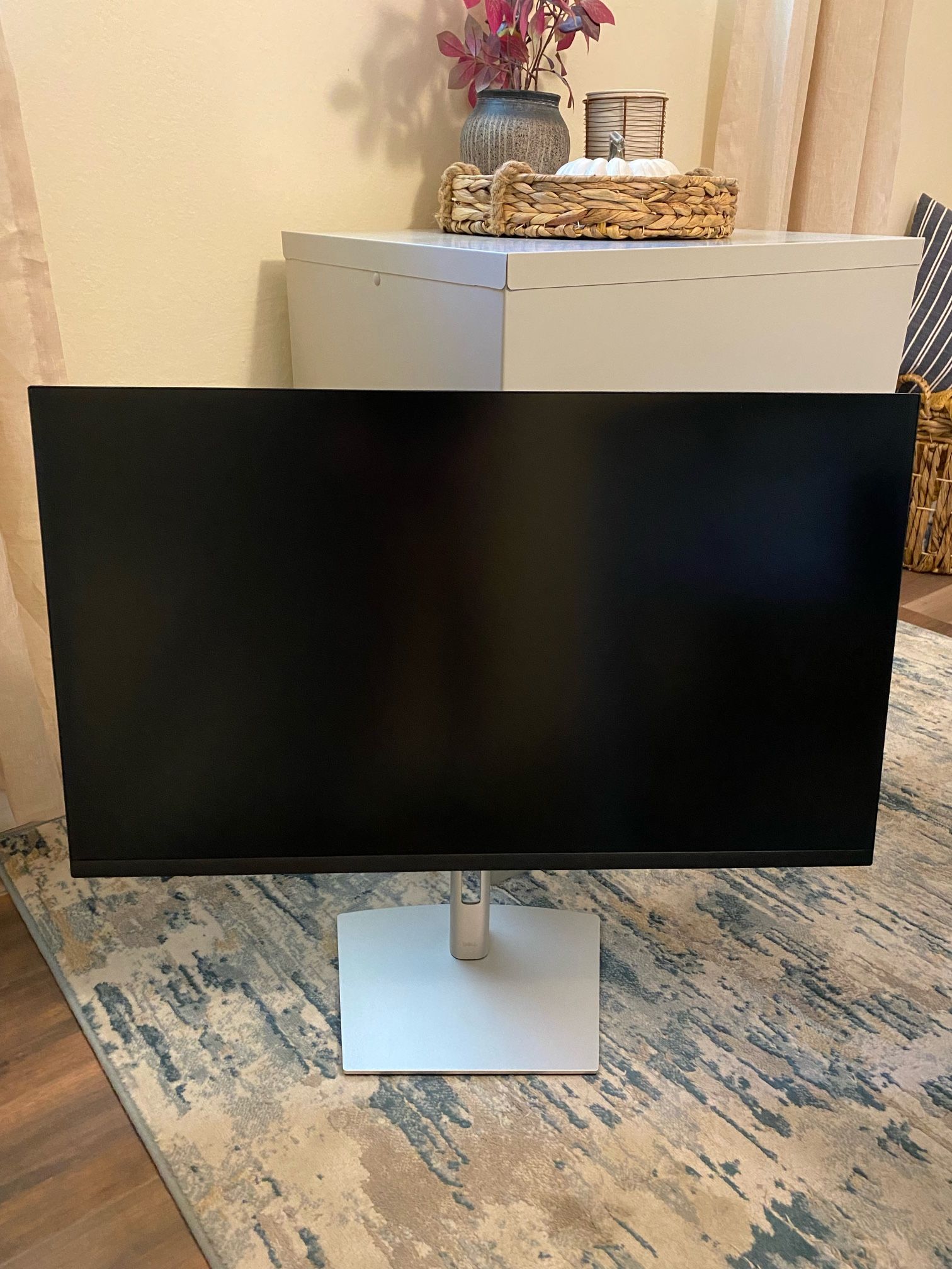 31.5 inch Dell 4K UHD monitor 3840 x 2160 resolution, 60Hz