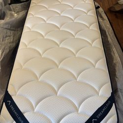 DreamCloud Memory Foam Mattress, Twin, Like New, Perfect Condition