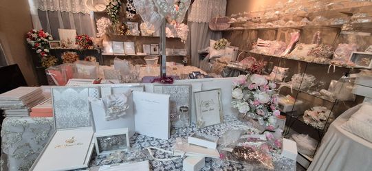 Wedding and Quinceanera accessories (veils, gloves, tiaras, guest books, toasting flutes, bouquets, arras)