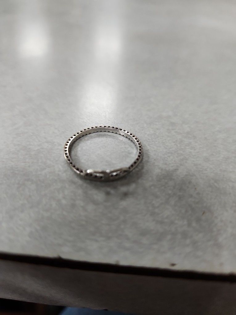14 Karat White Gold Diamond Circle Ring 