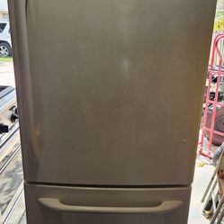 Refrigerator in working Condition perfect for garage $250