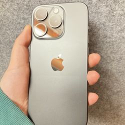 Factory Unlocked Iphone 15 pro 256 gb comes with store warranty 