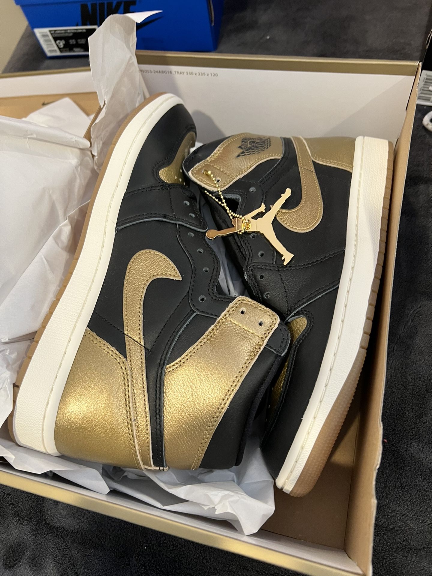 Jordan 1 Gold 9.5 Men