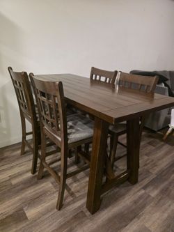 Table with chairs in South pomona