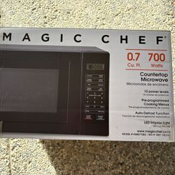 Magic Chef 700 Watt Microwave