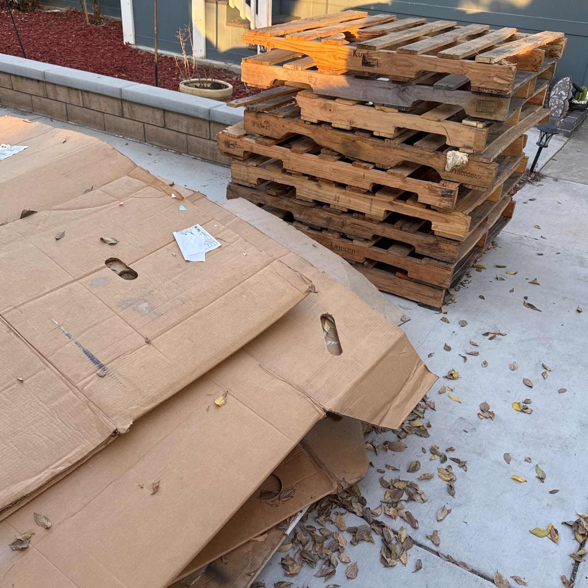 Free Gaylords Pallets Must Take All 
