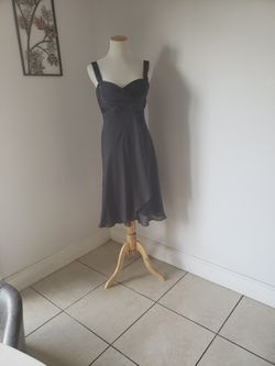 Precioso Vestido Coctail En Color Gris Humo Con Pedrería De Canutillos Bordeando El Busto 