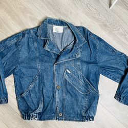 Vintage blue denim 80s jacket Tag is blurred out due to its age approximately fit a medium large K