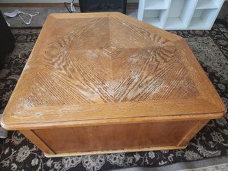 FREE – Lift Top Oak Coffee Table / Storage Table