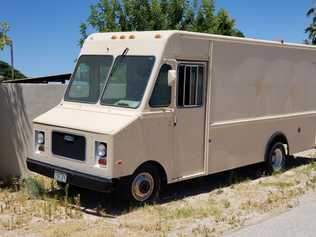 1985 CHEVROLET P30 Step Van / Box Truck / Fed-Ex type Van