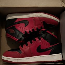 Air Jordan 1 Mid Rise, Size 6 In Kids 