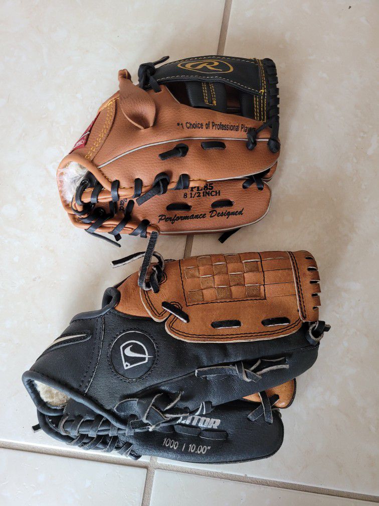 2 Kids Baseball Bloves. For Right Handed player. 