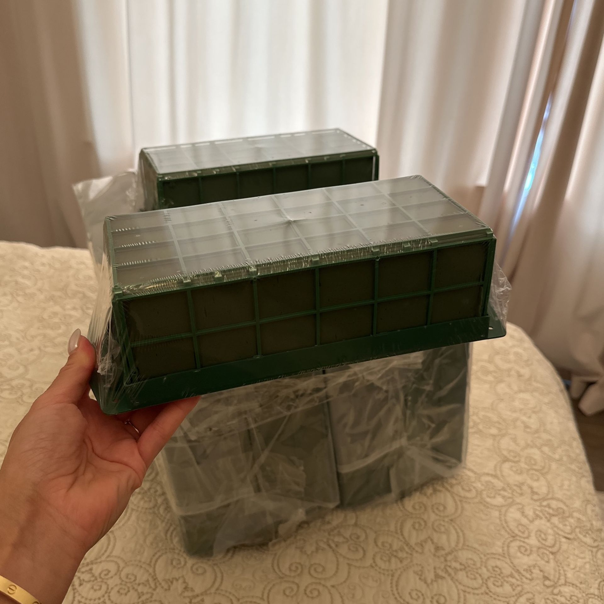 Fresh Flower Foam With Cage For Floral Arrangements
