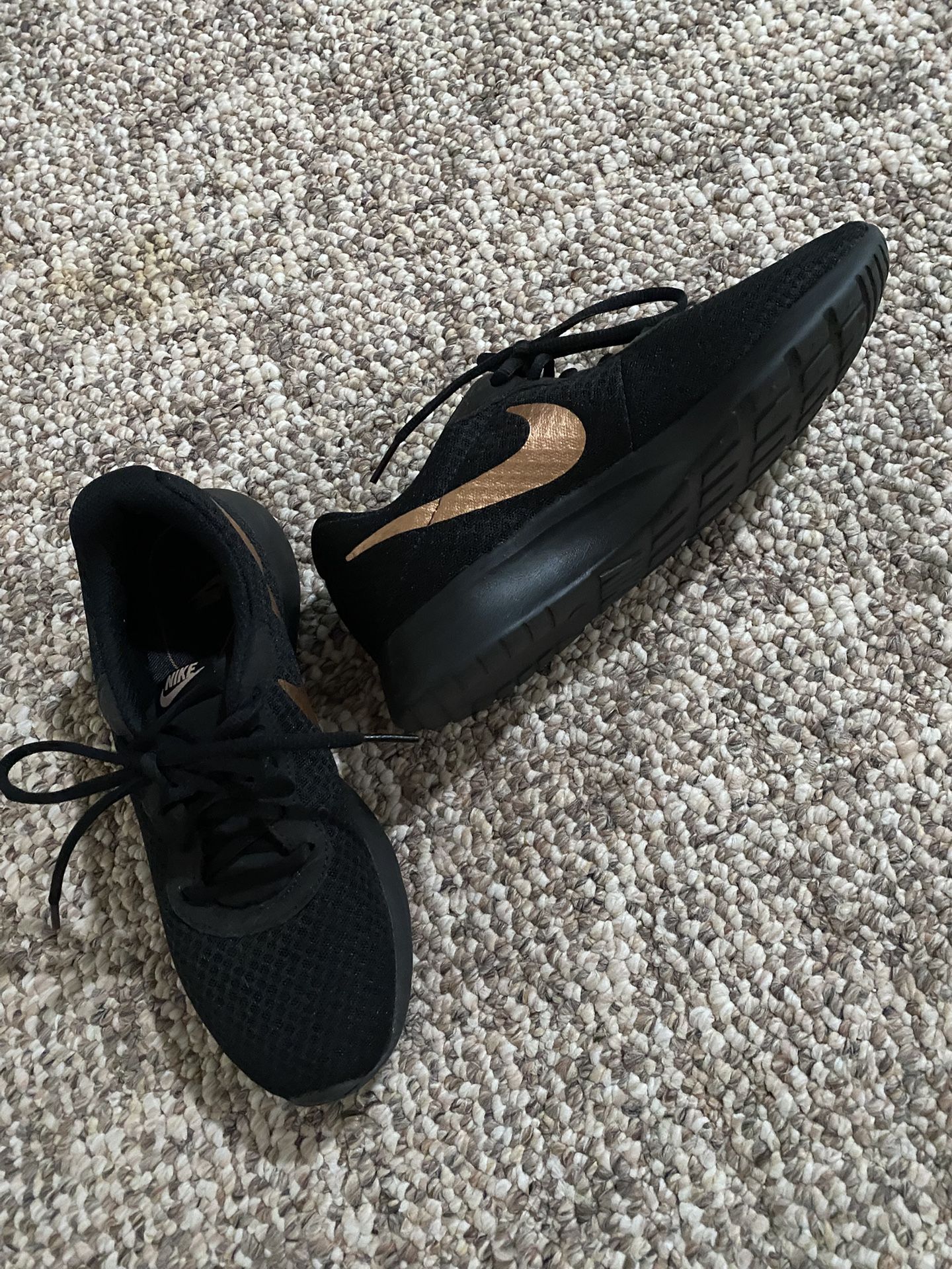 Black Nike Tennis Shoes