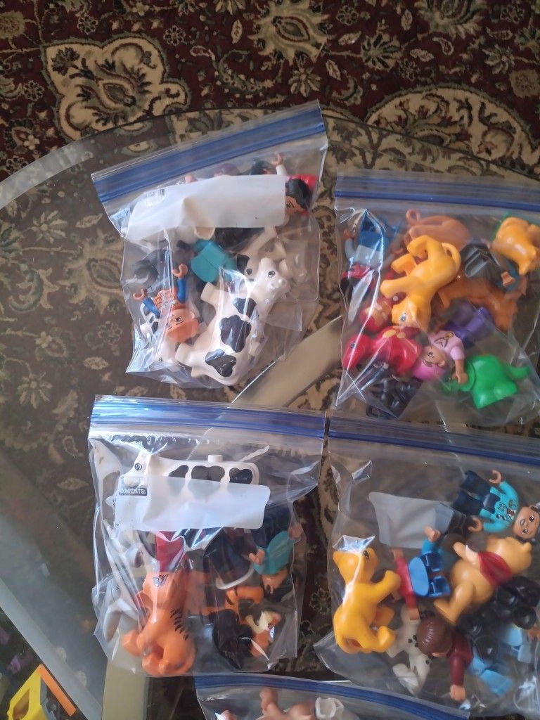 BAGS OF VINTAGE LEGO ANIMALS AND FIGURES
