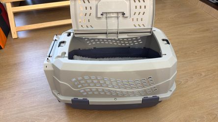 Hard plastic pet carrier