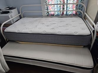 White Metal Daybed with Trundle and Mattresses