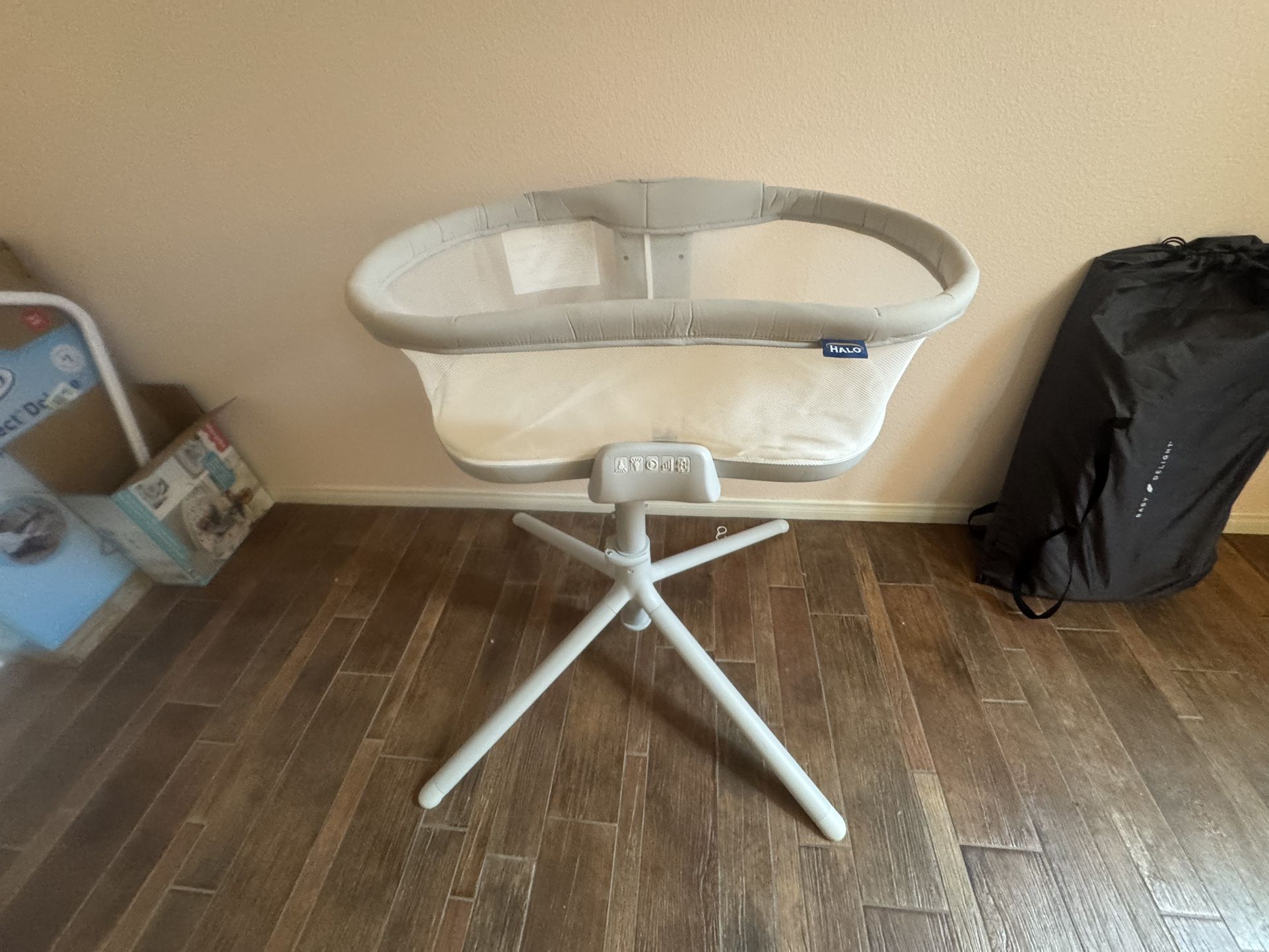 Halo Bassinet - Adjustable, Like New